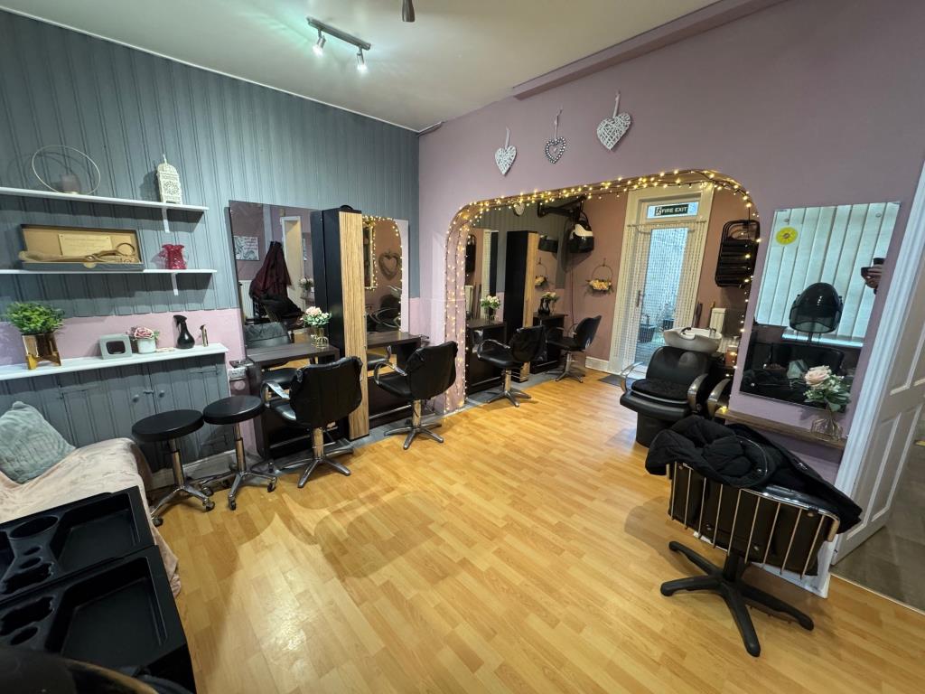 Lot: 62 - HAIRDRESSERS WITH TWO-BEDROOM FLAT AND GARAGE - L-shaped salon